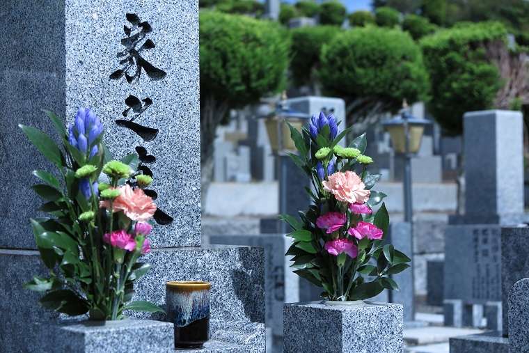 お墓参りのマナーは 家族葬 火葬 一日葬などの葬祭サービスについて実例を挙げて説明 地元密着の世田谷の葬儀屋 お葬式のひなた